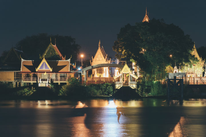 บรรยากาศร้านริมแม่น้ำเจ้าพระยายามค่ำ วิววัดฝั่งตรงข้ามจากแกรนด์เจ้าพระญา